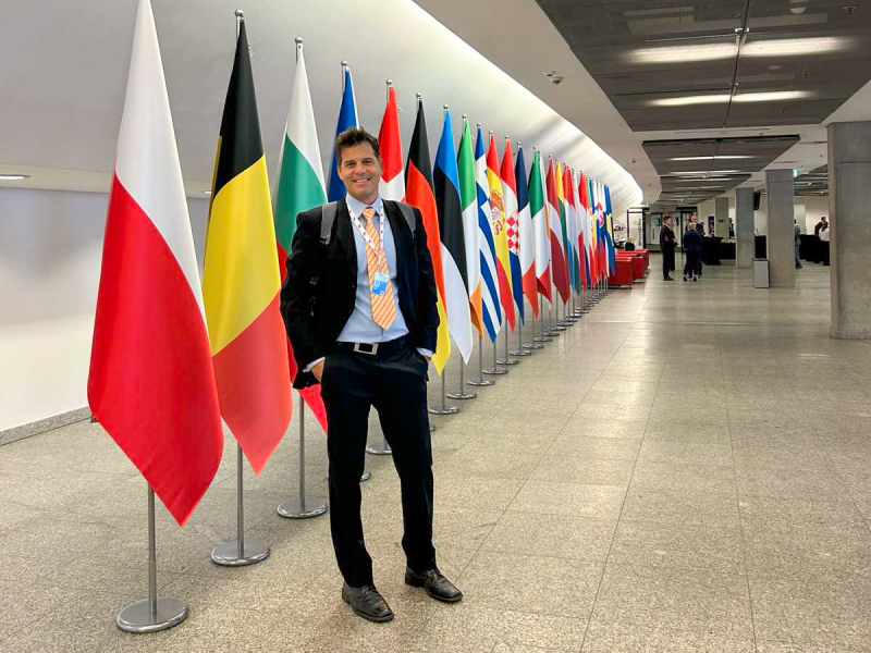 Prof. dr. Gregor Jurak na edem od osrednjih dogodkov v okviru poljskega predsedovanja Svetu EU, v ozadju zastave članic EU Prof. dr. Gregor Jurak na edem od osrednjih dogodkov v okviru poljskega predsedovanja Svetu EU, v ozadju zastave članic EU