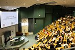 Udeleženci spremljajo kongres v veliki predavalnici Fakultete za šport