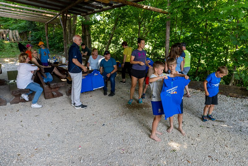 Udeleženci projekta prejemajo simbolna darila