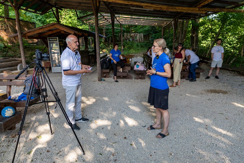 Vodja projekta in udeleženka projekta med snemanjem intervjuja