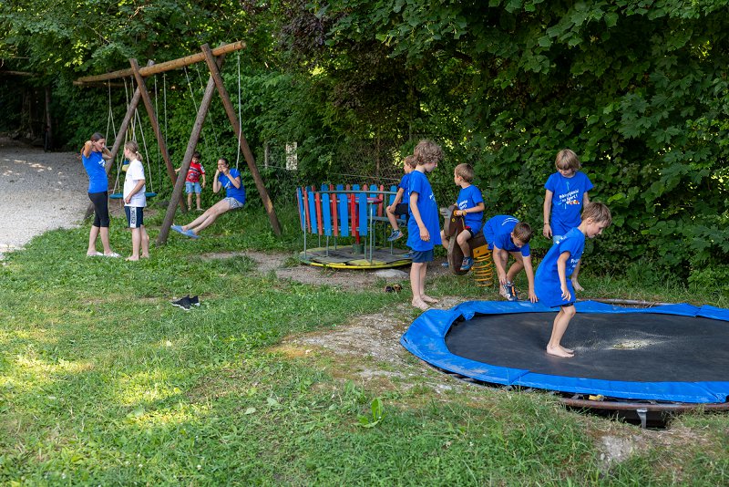 Otroci med igro na trampolinu in gugalnicah