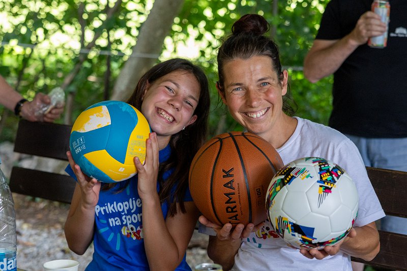 Udeleženki projekta z žogami, ki sta jih prejeli za darilo