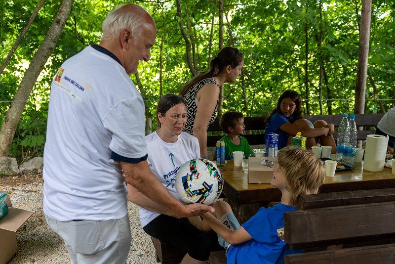 Vodja projekta dr. Janez Vodičar udeležencem deli simbolna darila