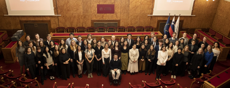 Skupinska fotografija prejemnikov priznanj študentkam in študentom za dosežke in udejstvovanje na področju obštudijskih dejavnosti za leto 2025