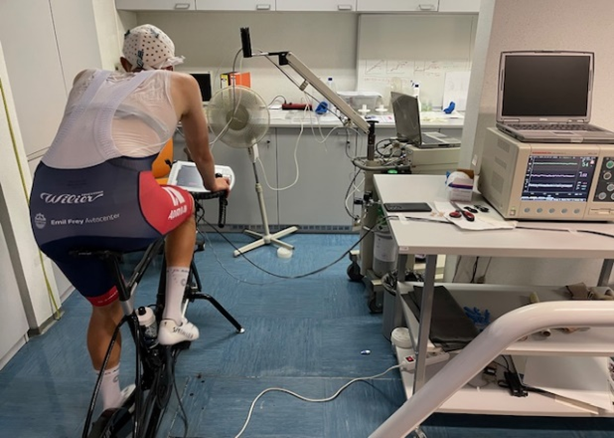 Kolesar med izvajanjem meritev