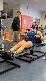 Stanko Štuhec in Filip Matej Pfeifer na meritvah na veslaškem trenažerju