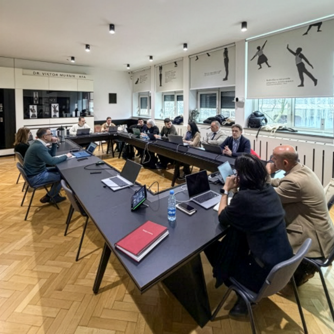 Udeleženci sestanka v sejni sobi Fakultete za šport
